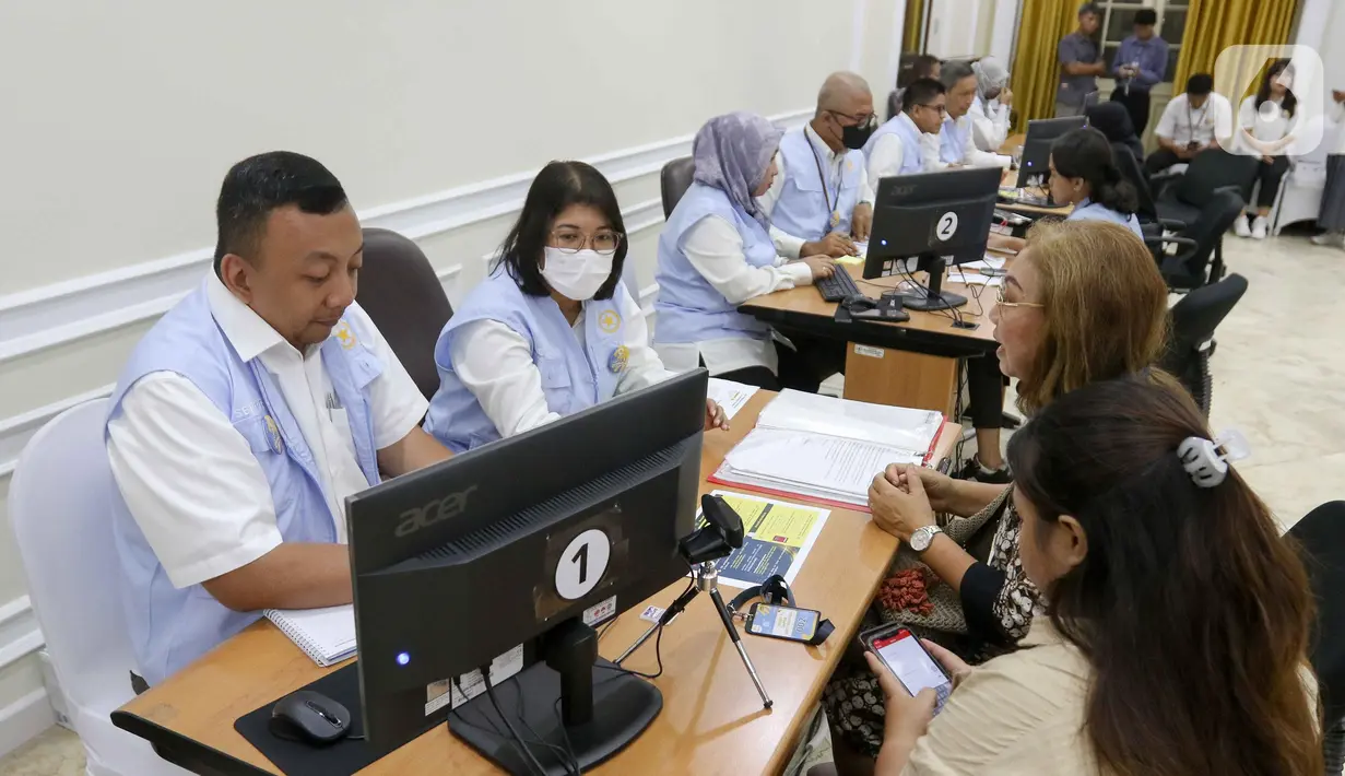 Pada hari pertama pelaksanaan program 'Lapor Mas Wapres', sejumlah warga antusias datang dan membuat laporan. (Liputan6.com/Herman Zakharia)