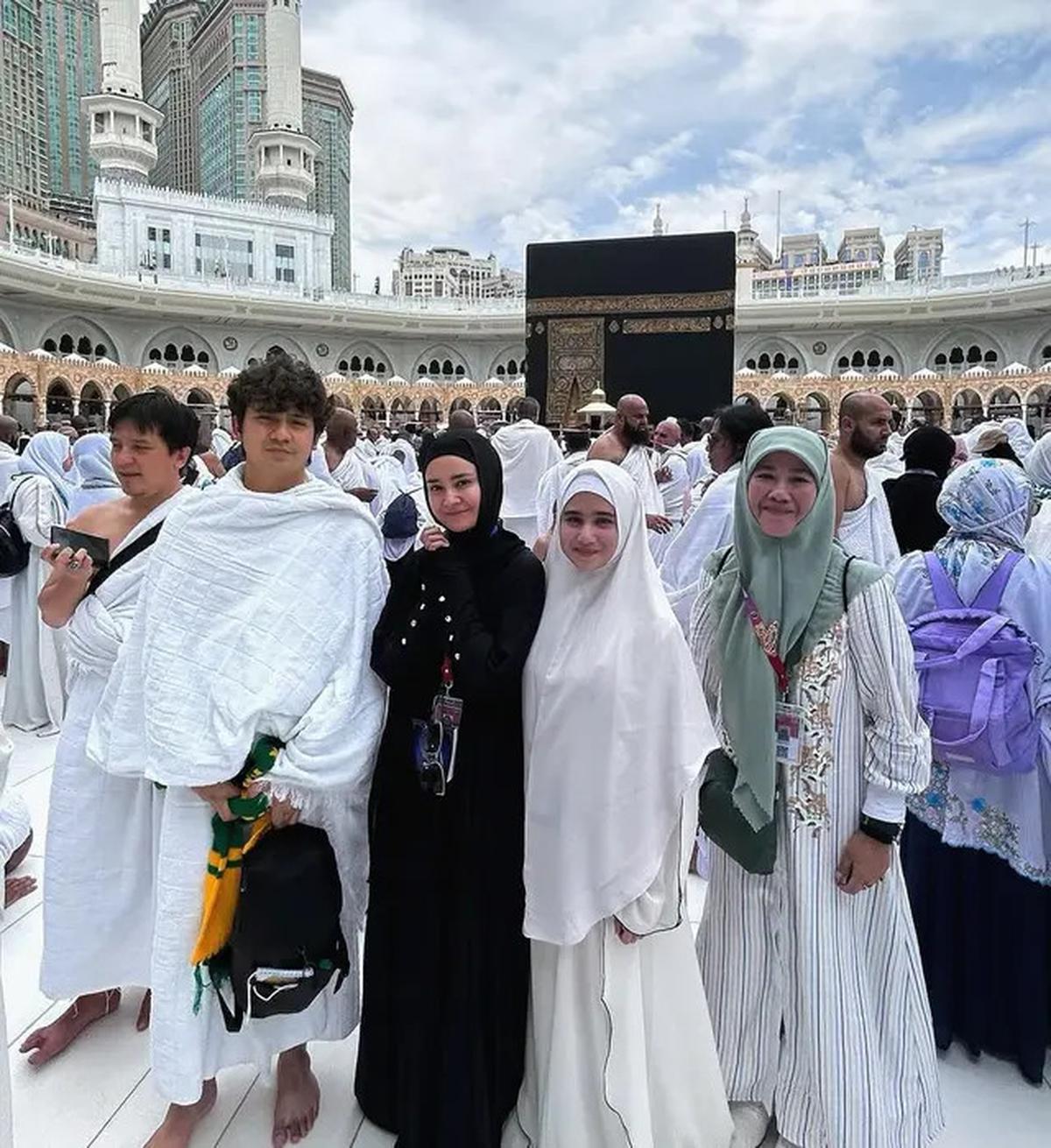 7 Potret Tissa Biani Umroh Bareng Pemain Film 'Assalamualaikum Baitullah'