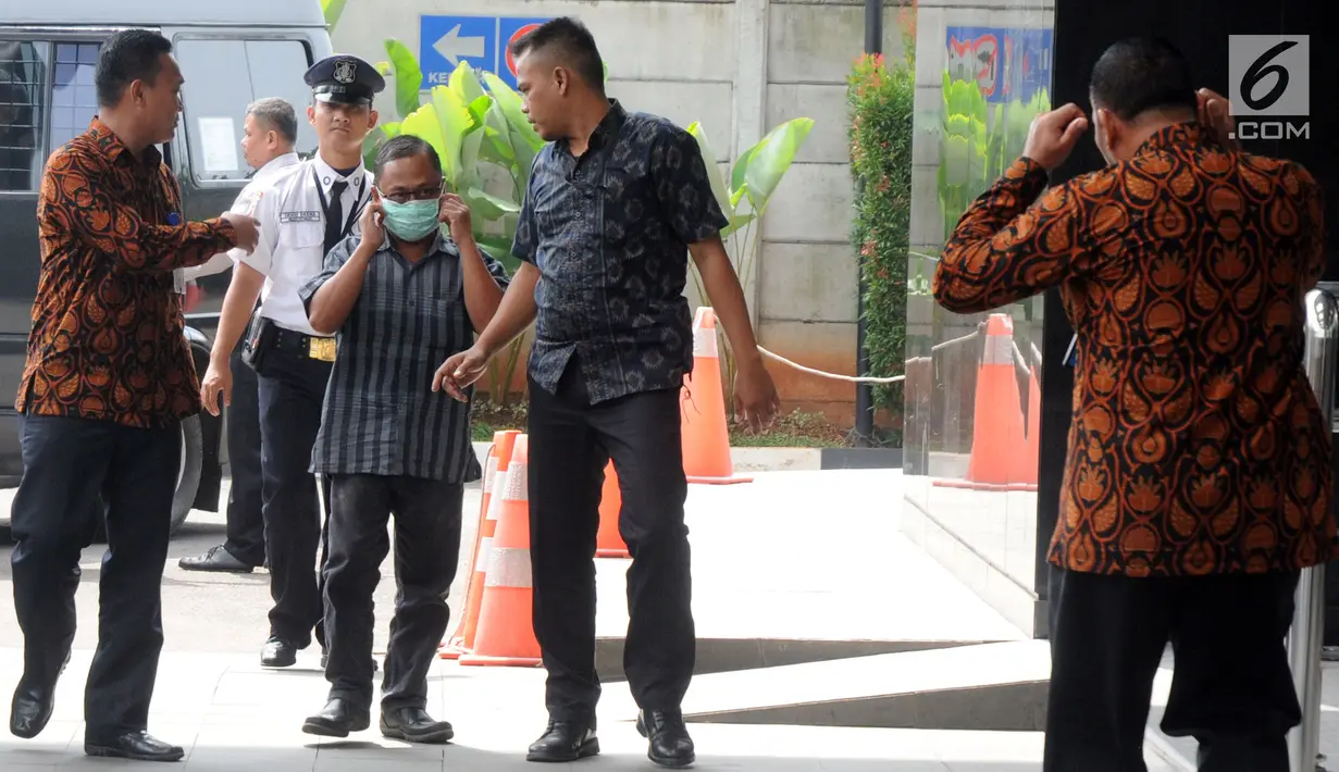 Kader Partai Perindo Kab Bengkulu Selatan, Juhari alias Jukak mengenakan masker tiba di gedung KPK, Jakarta, Rabu (16/5). Jukak ditangkap terkait suap proyek di Bengkulu Selatan dan tim mengamankan uang Rp 100 juta. (Merdeka.com/Dwi Narwoko)