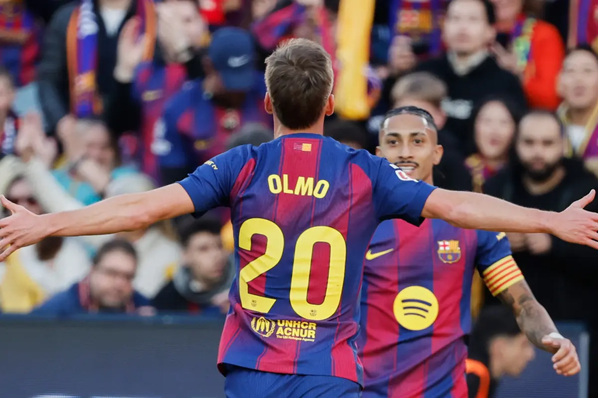 Pemain Barcelona, Dani Olmo, merayakan gol bersama rekannya, Raphinha