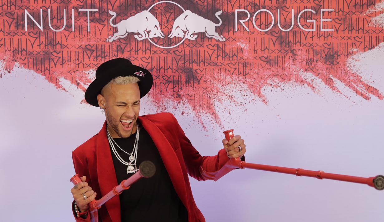 Pemain PSG, Neymar, berpose saat merayakan pesta ulang tahunnya di Paris, Senin (4/1). Penyerang asal Brasil itu merayakan hari jadi yang ke-27 tahun dengan keadaan cedera. (AFP/Thomas Samson)