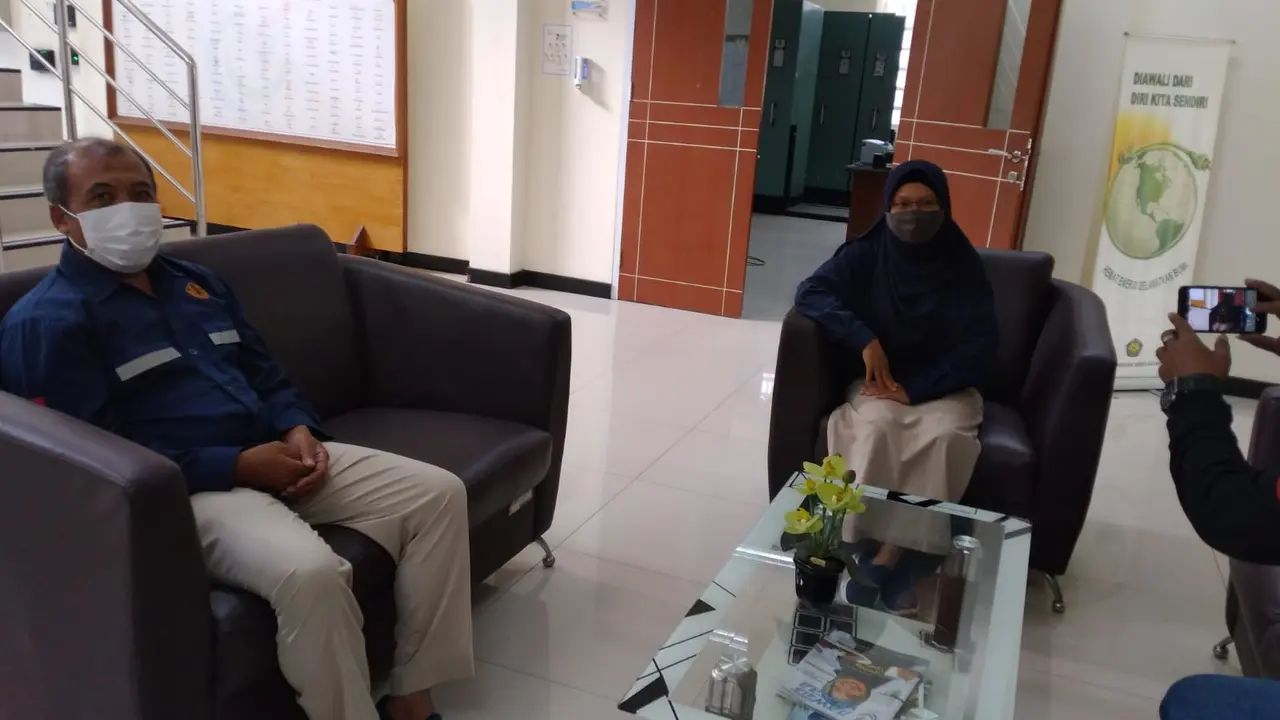 Pihak PEM Akamigas Cepu yang diwakili oleh Prasudjyana Gamarlap Seputra dan Diana Aristyahadi saat memberikan penjelasannya ke awak media. (Liputan6.com/Ahmad Adirin)
