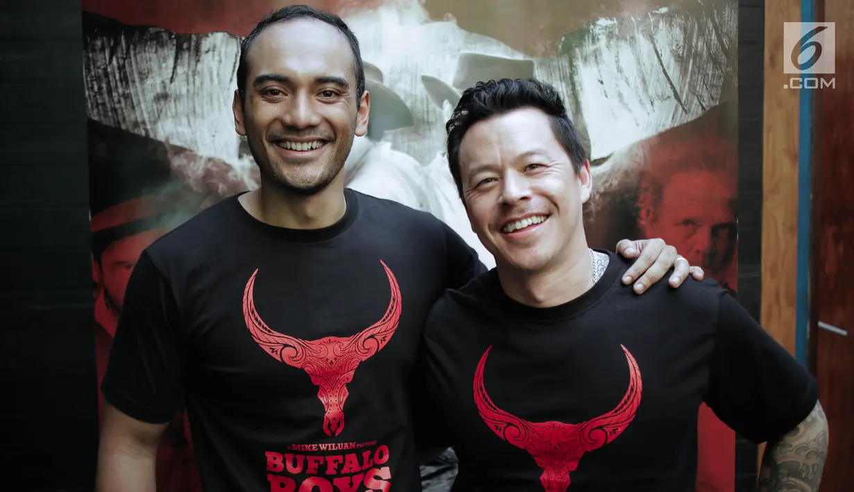 Ario Bayu (kiri) bersama Director Mike Wiluan saat jumpa pers teaser trailer film Buffalo Boys di Jakarta, Kamis (15/3). Film ini bercerita dua saudara yang ingin membalas dendam ayah mereka setelah diasingkan di Amerika. (Liputan6.com/Faizal Fanani)