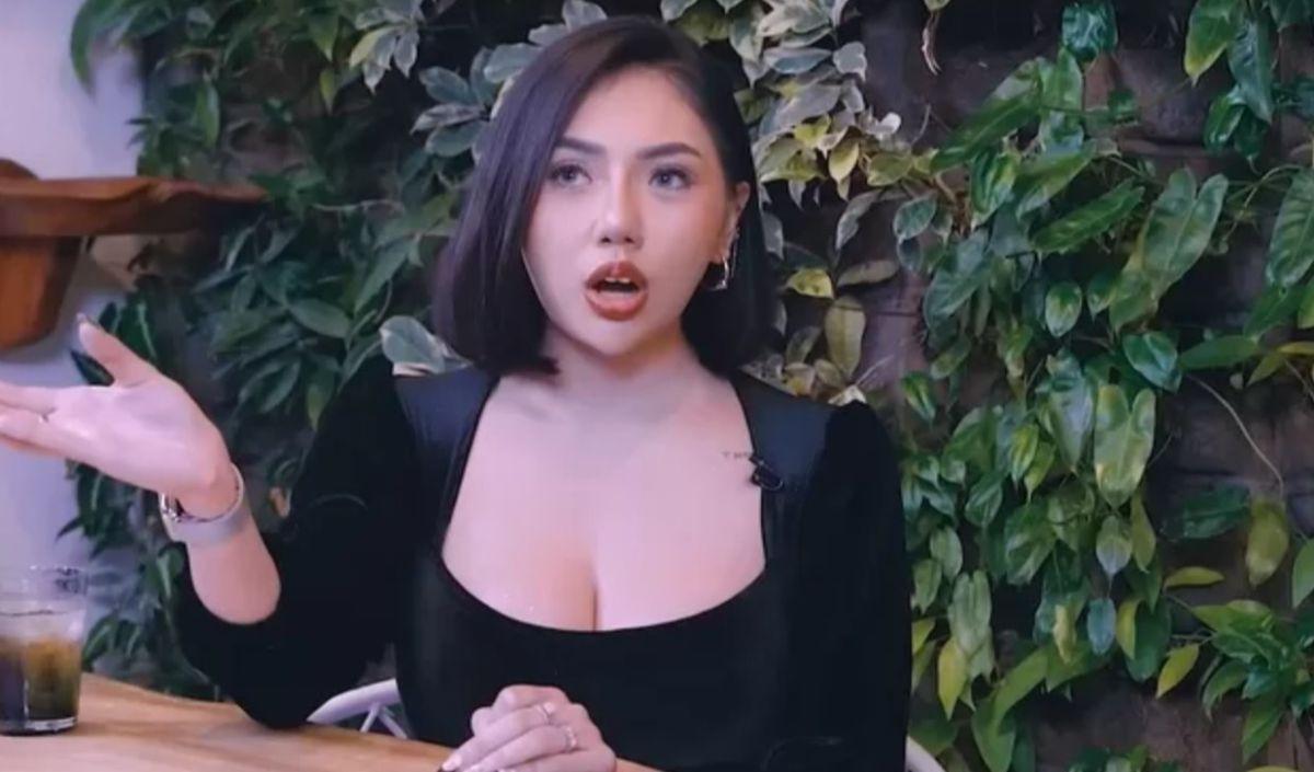 Awalnya sempat menolak terlibat pembuatan film, Melly terpaksa mau karena berkali-kali dihubungi Irwansyah.&nbsp;
