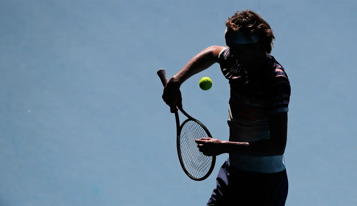 Petenis Jerman, Alexander Zverev bersiap melakukan servis kepada Stan Wawrinka dari Swiss pada perempat final kejuaraan tenis Australia Terbuka di Melbourne, Australia, Rabu (29/1/2020). Alexander Zverev mengalahkan Stan Wawrinka dan menembus babak semifinal. (AP PhotoAndy Wong)