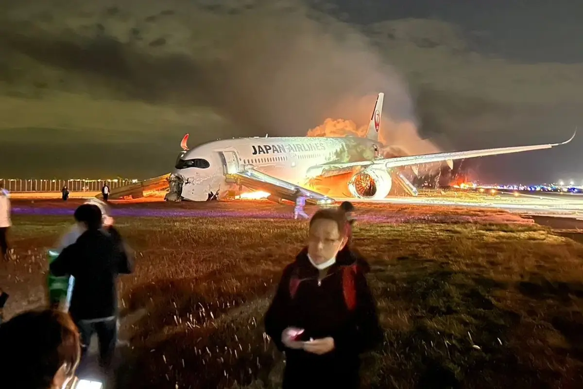 Potret penampakan penumpang Japan Airlines (JAL) lari menyelamatkan diri dari kebakaran pesawat di bandara Haneda, Tokyo, Jepang.