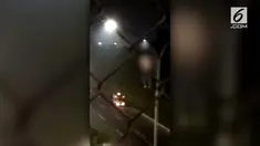 Seorang pria ditemukan gantung diri di tiang lampu jalan Tol JORR arah Pasar Rebo, Jakarta Timur. Petugas pemadam kebakaran mengerahkan empat mobil pemadam kebakaran untuk menurunkan mayat tersebut.