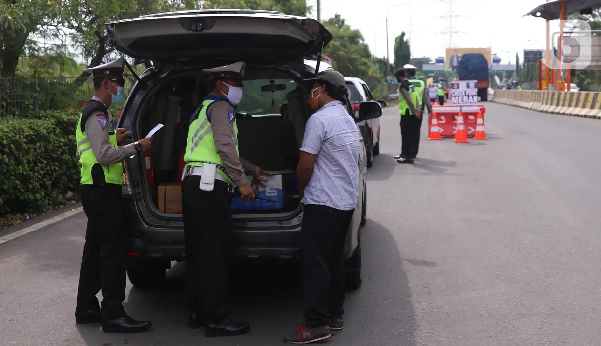 Petugas kepolisian melakukan pengecekan terhadap kendaraan yang keluar Tol Merak, Banten, Senin (18/5/2020). Pemeriksaan (check point) tersebut terkait larangan mudik guna penyekatan atau memeriksa kemungkinan pemudik yang akan keluar dari wilayah Jabodetabek. (Liputan6.com/Angga Yuniar)