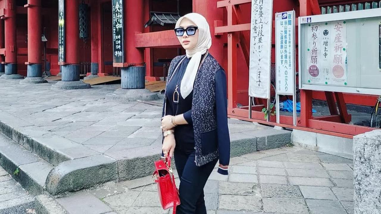 10 Mix and Match Atasan Hitam ala Syahrini, Tampil Menawan di Berbagai Momen dan Kesempatan