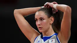Pevoli wanita asal Rusia, Nataliya Goncharova merapihkan rambutnya saat melawan Turki dalam babak penyisihan grup B Olimpiade Tokyo 2020 di Ariake Arena, Tokyo (2/8/2021). (AFP/Yuri Cortez)