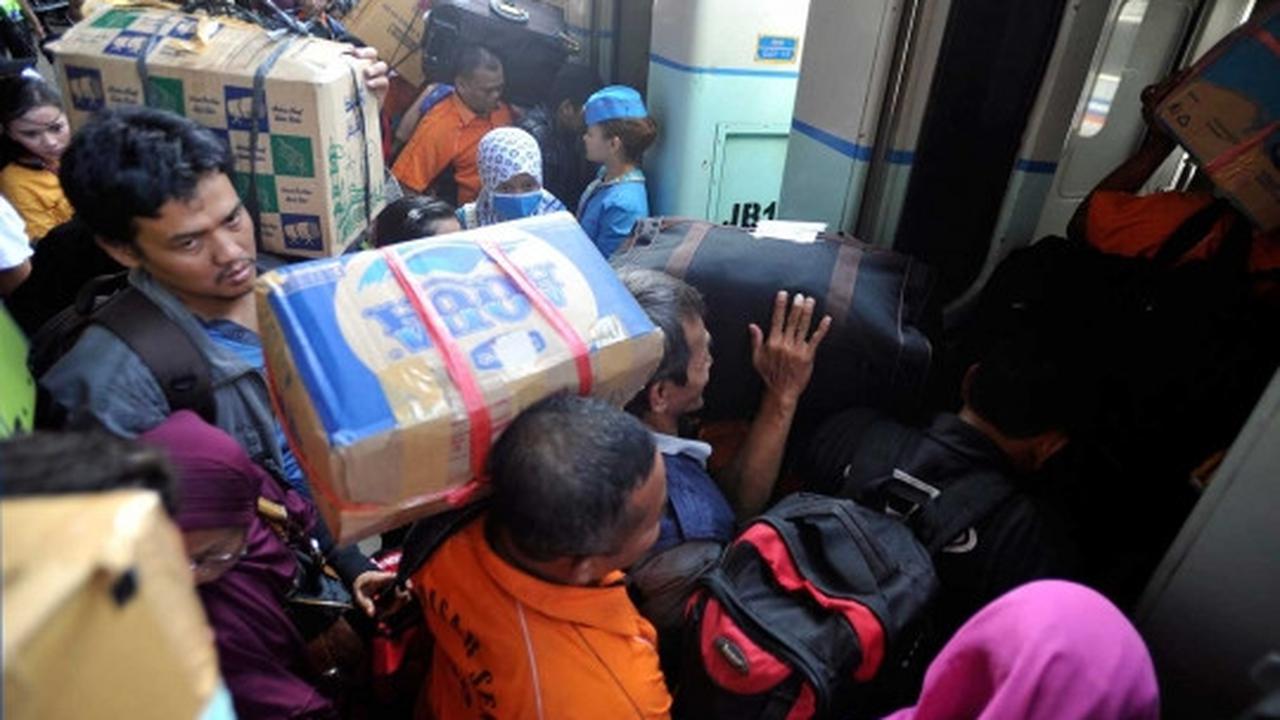 Pemudik mengantre panjang di Stasiun Senen