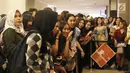Fans BLACKPINK antre memasuki area acara Meet Lisa from BLACKPINK di Kota Kasablanka, Jakarta, Kamis (9/8). Para fans menggunakan kaus bertuliskan BLACKPINK, handbanner, dan lightstick. (Liputan6.com/Herman Zakharia)