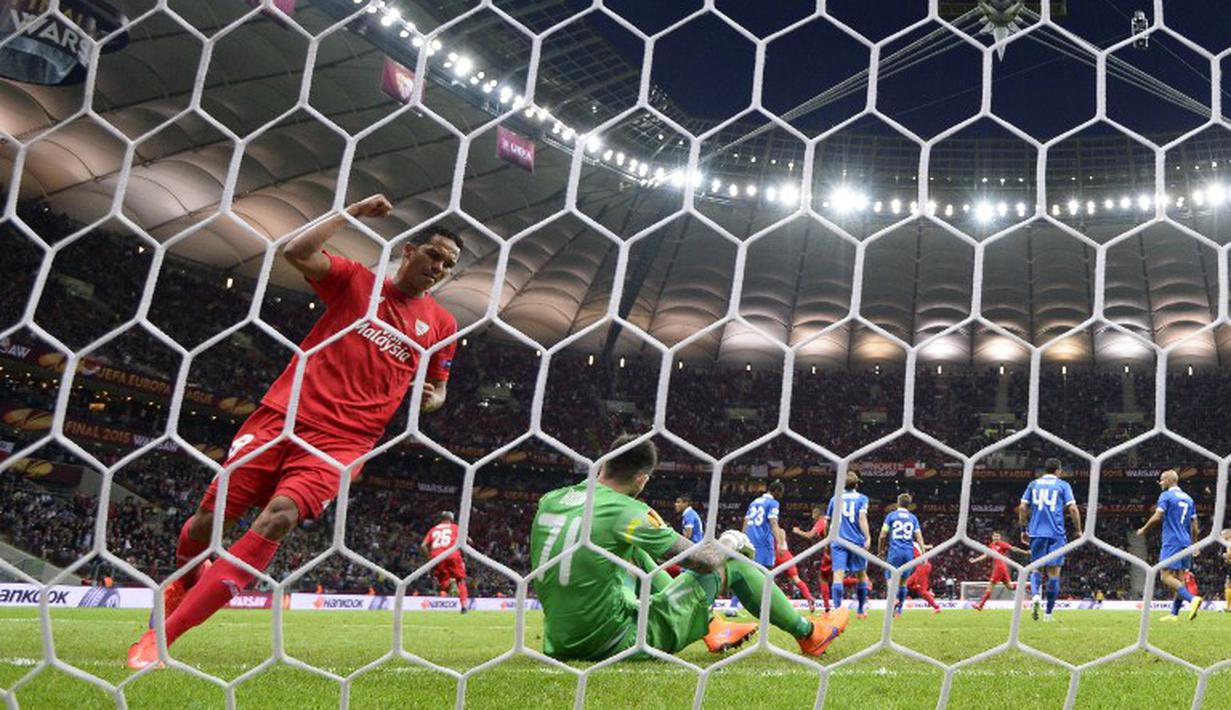 Carlos Bacca mencetak gol untuk Sevilla. (AFP PHOTO/ODD ANDERSEN)