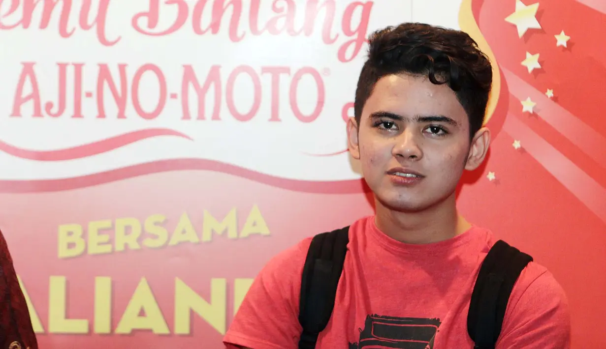 Aliando Syarief dan Prilly Latuconsina sering membuat baper penggemarnya. Lantaran kedekatan keduanya. Tidak sedikit juga yang menjodohkan keduanya. Meski lelaki biasa di sapa Ali itu mengaku tidak memiliki hubungan khusus. (Deki Prayoga/Bintang.com)