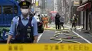 <p>Petugas pemadam kebakaran dan polisi bekerja di lokasi ledakan di sebuah gedung di Tokyo, Jepang, Senin (3/7/2023). Sebanyak empat orang terluka akibat kejadian tersebut. (AP Photo/Eugene Hoshiko)</p>