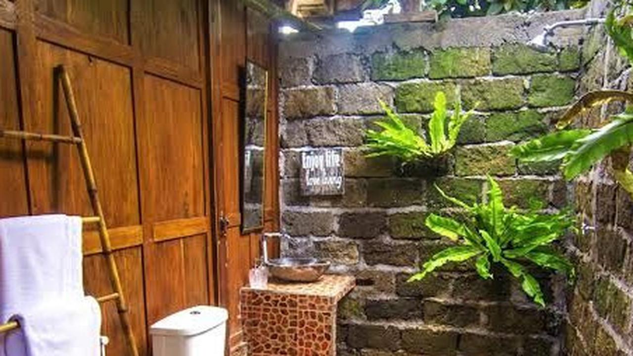 Ilustrasi Kamar Mandi Khas Pedesaan Low Budget (©Pinterest)