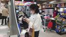 Pengunjung mengenakan masker saat berbelanja di supermarket di Taipei, Taiwan, Senin (20/2/2023). Orang-orang masih diharuskan memakai masker di tempat-tempat seperti rumah sakit dan fasilitas medis serta di angkutan umum. Namun, restoran dan kantor lagi mewajibkan masker. (AP Photo/Chiang Ying-ying)