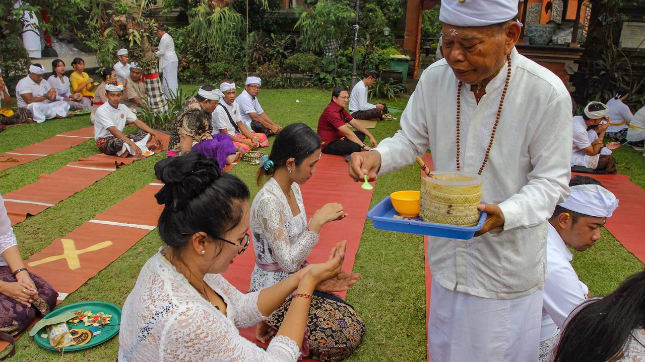 FOTO: Suasana Khusyuk Perayaan Galungan di Pura Cinere, Jakarta Selatan