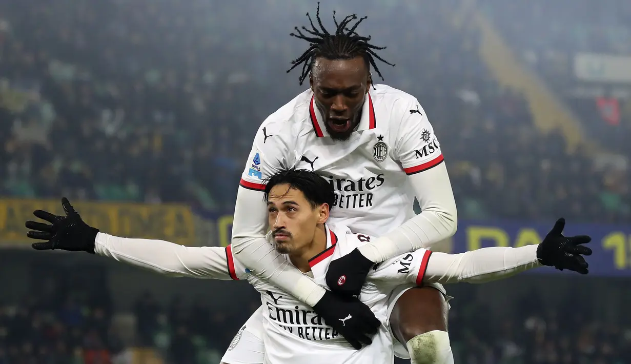 Pemain AC Milan, Tijjani Reijnders merayakan gol kemenangan untuk timnya ke gawang Hellas Verona pada laga lanjutan Liga Italia 2024/2025 di Marcantonio Bentegodi, Verona, Italia, Sabtu (21/12/2024) dini hari WIB. (AP Photo/LaPresse/Paola Garbuio)