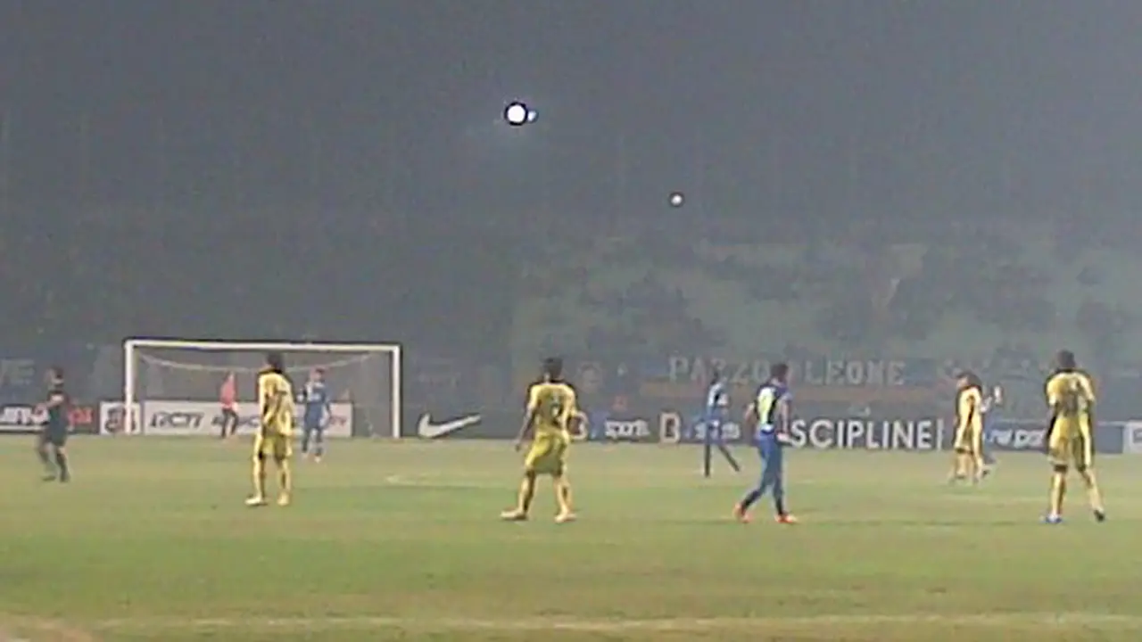 Kabut Asap Selimuti Laga Persib vs Arema