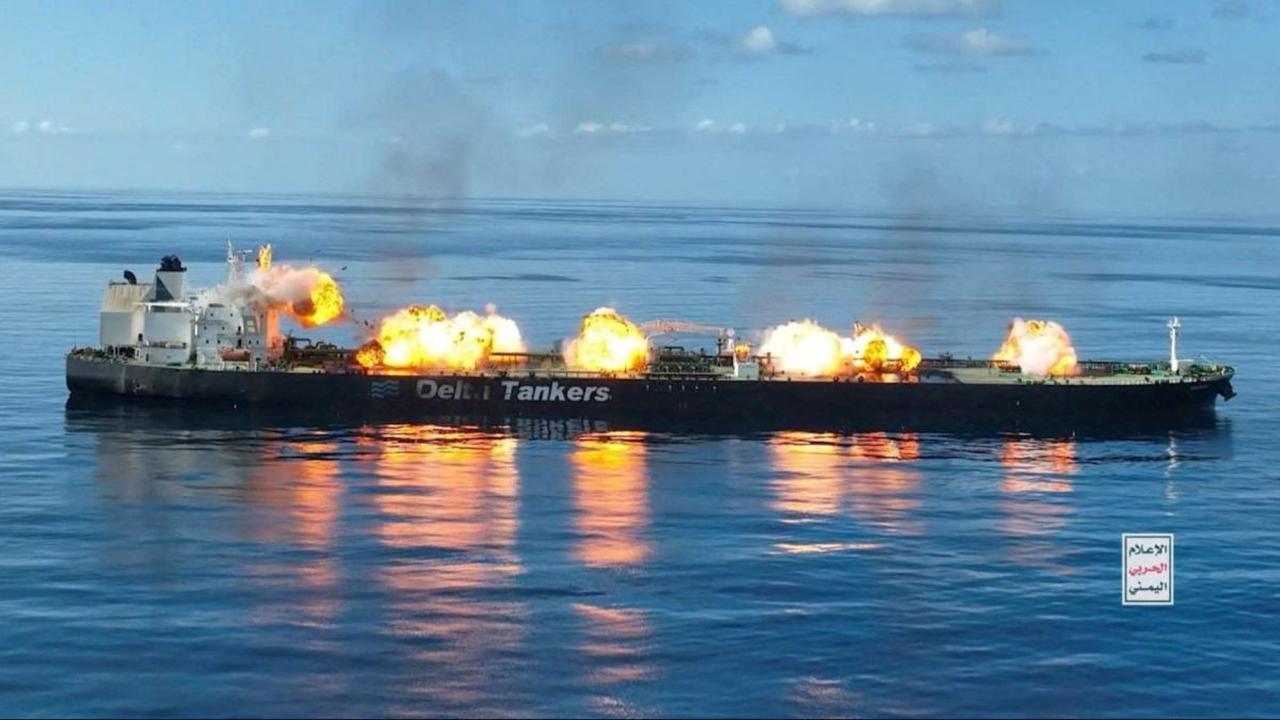 Laut Merah membara ketika kapal tanker Sounion diserang dan dibakar oleh militan Houthi dari Yaman pada 23 Agustus 2024.