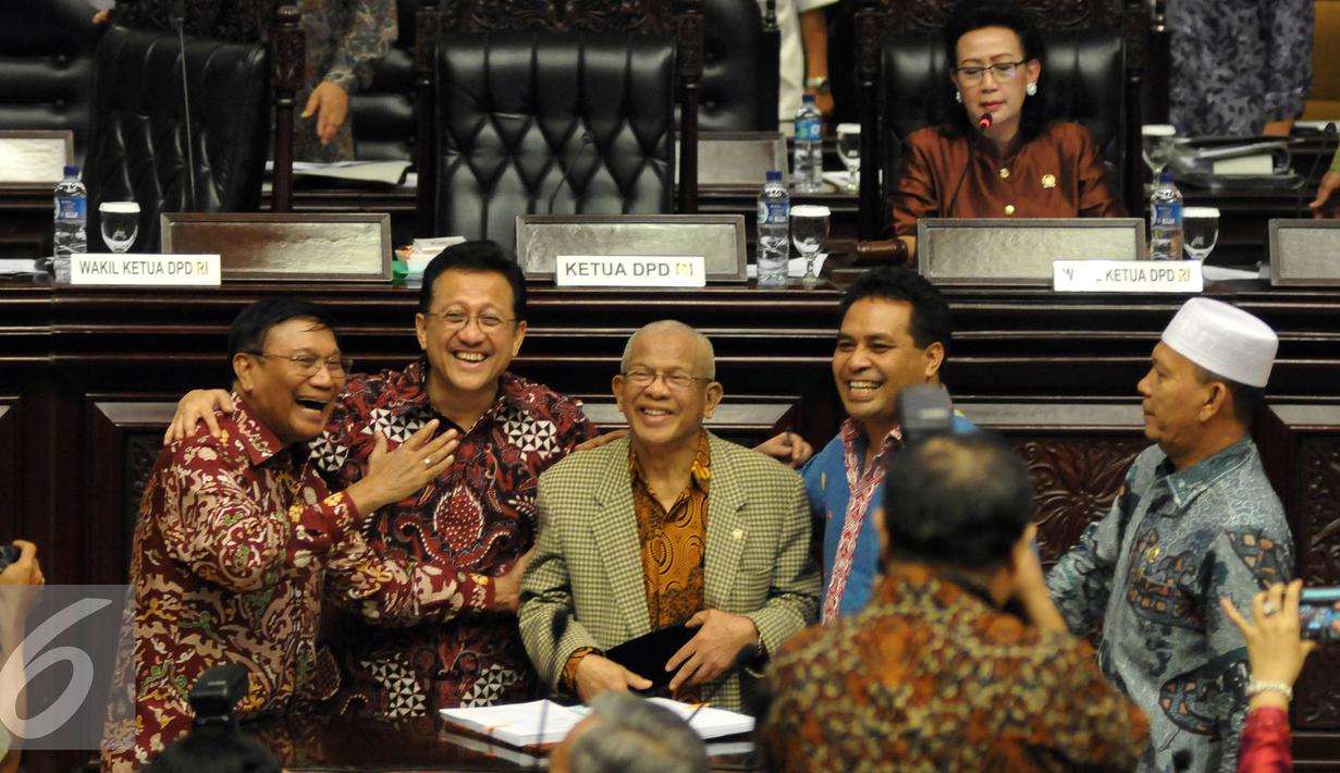 Ketua DPD RI Irman Gusman (kedua kiri) jelang menandatangani Tata Tertib DPD RI sesuai dengan keputusan Sidang Paripurna tanggal 15 Januari 2016 saat Rapat Paripurna DPD di Kompleks Parlemen, Jakarta (29/4). (Liputan6.com/Johan Tallo)  
