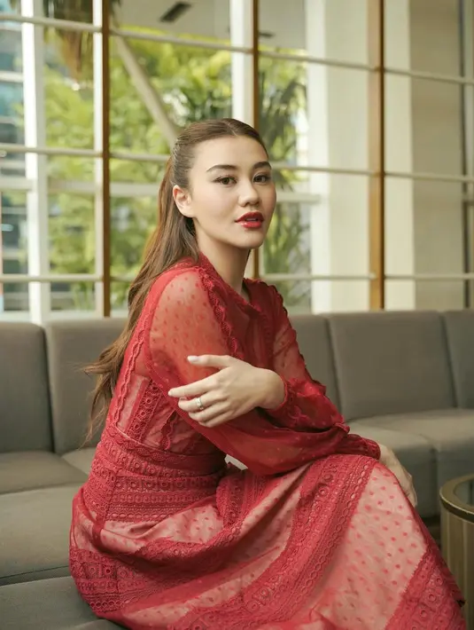 Bisa juga tiru tampilan Aaliyah Massaid dengan complexion dan eye look natural, namun ditutup dengan aplikasi lipstik satin warna merah merona. [@aaliyah.massaid].