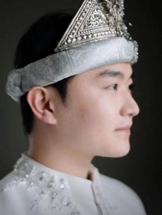 Saat momen akad nikah, Glory mengenakan beskap pengantin pria berwarna putih yang serasi dengan penampilan Rachell. [Foto: Instagram/bootesphotography]