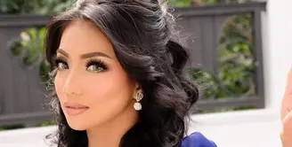 Siti Rahmawati atau biasa disebut Siti KDI tengah jadi perbincangan publik. Pasalnya, dia menggantikan posisi Lesti Kejora sebagai juri di DA (Dangdut Academy) 5 yang tayang di Indosiar pada Sabtu, 22 Oktober 2022. Simak fakta Siti KDI: [instagram/siti_perk]