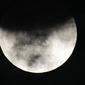 Gerhana bulan sebagian terlihat di Manila, Filipina, Jumat (19/11/2021). Gerhana bulan yang diamati pada tanggal 18 dan 19 November di berbagai wilayah dunia ini merupakan gerhana parsial yang terpanjang pada abad ini. (AP Photo/Aaron Favila)