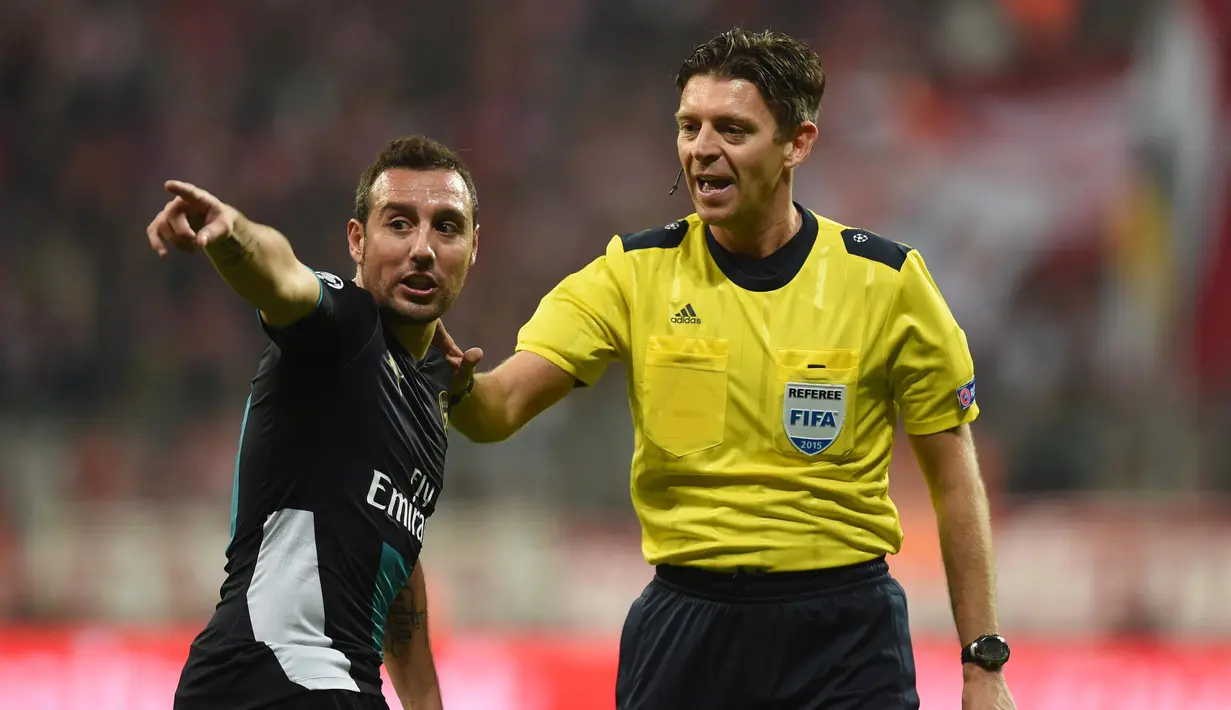 Pemain Arsenal, Santi Cazorla (kiri) mencetak satu gol saat Arsenal bertandang ke kandang Watford pada lanjuta liga Inggris pekan ke-3. Arsenal menang 3-0. (AFP/Christof Stache)