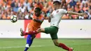 Pemain Belanda, Georgina Wijnaldum (kiri) melepaskan tembakan melewati adangan pemain Bulgaria, Strahil Popov pada laga grup A kualifikasi Piala Dunia 2018 di Amsterdam, (3/9/2017). Belanda menang 3-1. (AFP/John Thys)