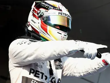 Lewis Hamilton berhasil finis terdepan dengan catatan waktu 1 jam 39 menit 42,008 detik. Dia unggul 0,7 detik atas Nico Rosberg yang berada di posisi kedua (GOH CHAI HIN/AFP)