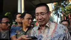 Anggota DPR Komisi III Fraksi Gerindra Wihadi Wiyanto memberikan keterangan usai diperiksa di Gedung KPK, Jakarta, (18/8). Wihadi diperiksa sebagai saksi tersangka anggota DPR Komisi III Fraksi Demokrat I Putu Sudiartana . (Liputan6.com/Helmi Afandi)