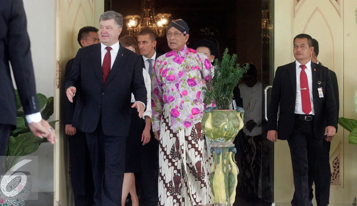 Presiden Ukraina Petro Poroshenko berbincang bincang dengan Sultan HB X di kraton kesultanan Yogyakarta, (6/8). Usai ke kraton, Petro Poroshenko rencananya akan mengunjungi Candi Borobudur dan Prambanan. (Liputan6.com/Boy Harjanto)