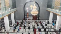 Masjid Ad-Da’wah Muhammadiyah Kaltim di Kota Samarinda menggelar Salat Taraweh berjamah dengan peneraan protokol kesehatan yang ketat.