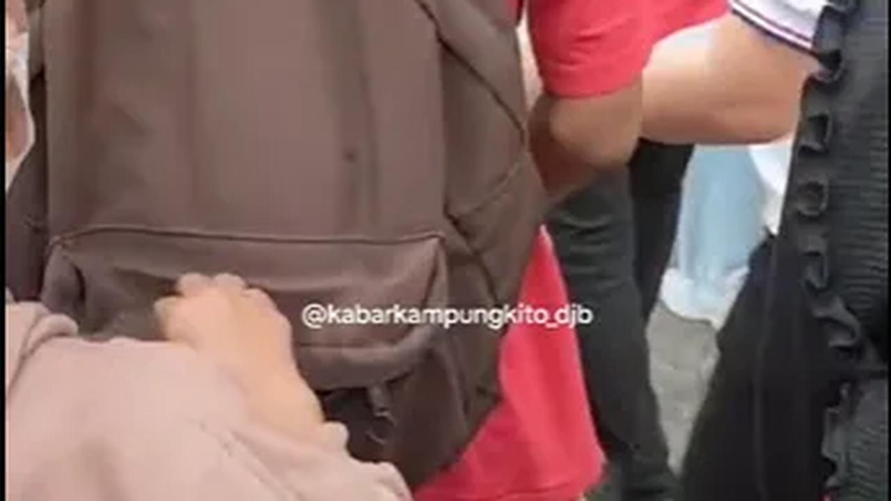 Dengan cepat, pelaku berhasil mengambil ponsel korban dan pergi menjauhi korban. Meski demikian, perekam berhasil menangkap detik-detik pelaku mengambil ponsel milik korban.