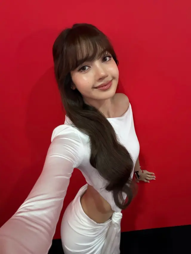 Lisa BLACKPINK Tampil Glowing dan Pipi Chubby di Bangkok, Pakai Dua Gaun Kontras