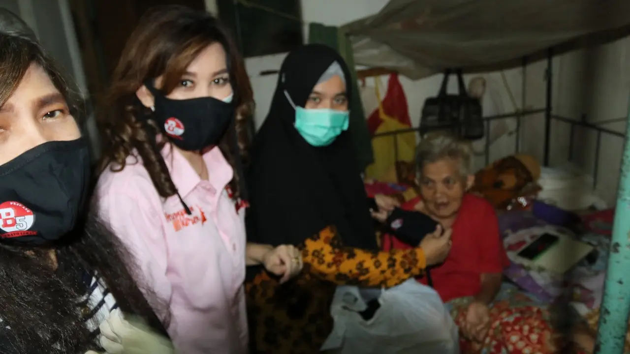Pejuang Bravo Lima membagikan APD dan sembako ke warga terdampak Covid-19.