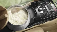 Insinyur Audi memodifikasi sandaran tangan di kursi belakang dengan tambahan ruang untuk rice cooker atau penanak nasi.