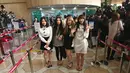 Anggota girlband K-pop "Red Velvet" berpose untuk difoto sebelum berangkat ke Pyongyang dari Bandara Internasional Gimpo di Seoul (31/1). Di dalam rombongan, ikut serta pula Cho Yong-pil, 68, yang dijuluki "Raja K-Pop". (Jung Yeon-je / AFP)