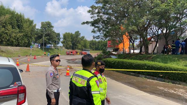 Api tiba-tiba menyembur dari dalam tanah Rest Area KM 86 Tol Cipali Kecamatan Cipeundeuy, Kabupaten Subang