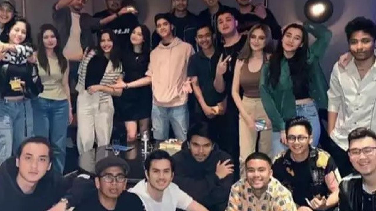 Kebersamaan keduanya mencuri perhatian saat Thariq Halilintar ikut hadir di ulang tahun Al Ghazali. Sebelumnya Thariq tak terlihat dekat dengan Al. Tak sedikit yang beranggapan, ia menemani Aaliyah.