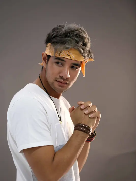 "Ya satu tahun menjalani rehabilitasi. Rehabilitasi itu kan berobat, berobat itu nggak harus terus di Natura, bisa saja untuk penyesuaian diri. Kalau diberikan berobat jalan, kan dia bukan tahanan penjara," kata John Mathias. (Nurwahyunan/Bintang.com)