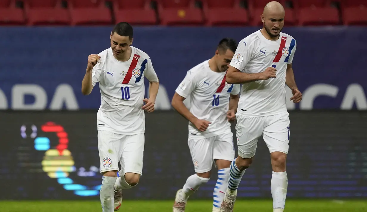 Gelandang Paraguay, Miguel Almiron (kiri) berselebrasi usai mencetak gol ke gawang Chile pada lanjutan Grup A Copa America 2021 di Stadion Nacional Mane Garrincha, Brasilia, Jumat (25/6/2021) pagi WIB. Paraguay kini naik ke posisi dua klasemen dengan 6 poin.  (AP Photo/Ricardo Mazalan)