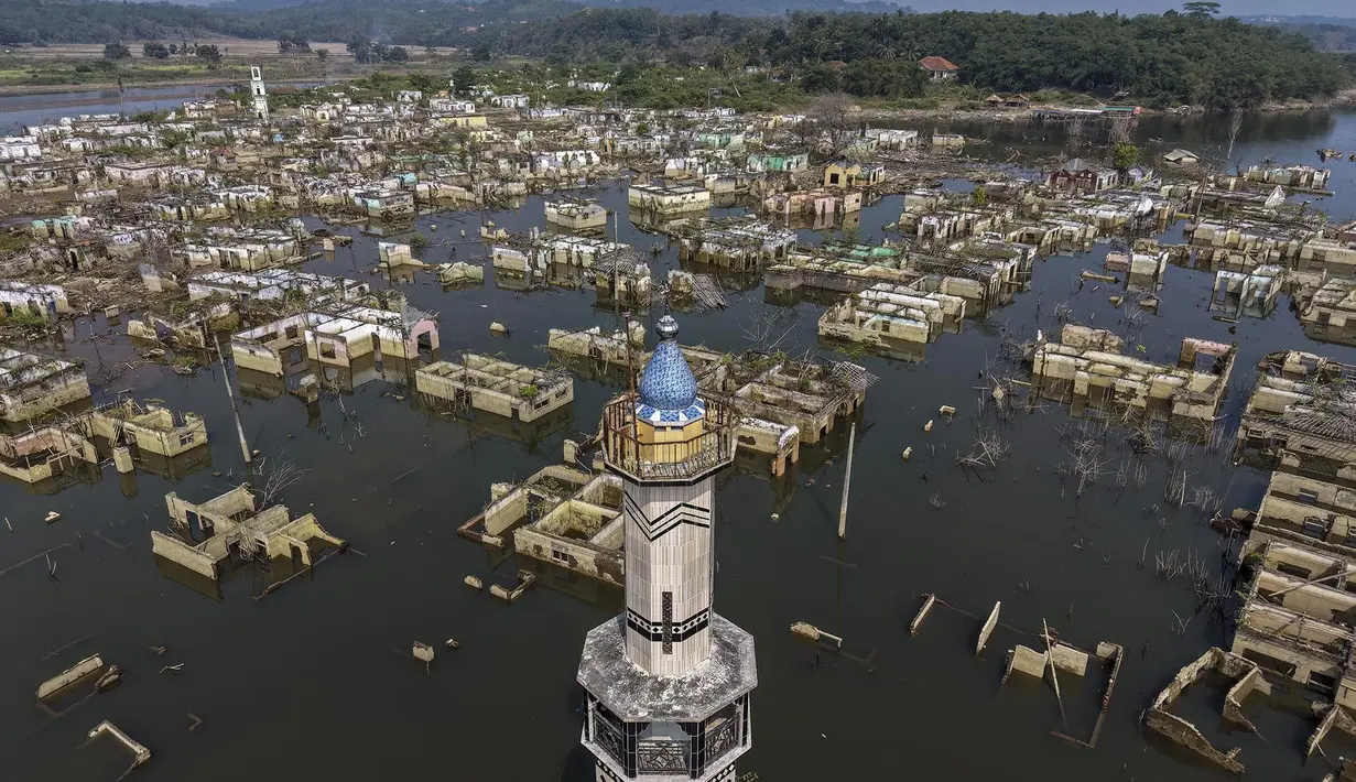 Foto udara sisa bangunan mesijd dan puing-puing bangunan rumah yang kembali muncul di kawasan Bendungan Karian yang mengering di Kampung Somang, Lebak, Banten, Kamis (30/7/2026). (AFP/ Bay Ismoyo)