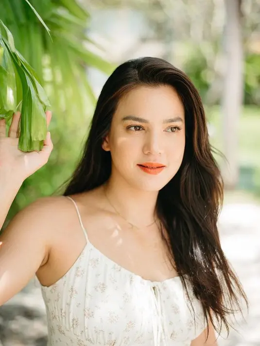 Aksi Alice Norin tentu mendapat kecaman dari netizen. Ia dianggap tak sopan dengan Nathalie Holscher. (instagram/alicenorin)