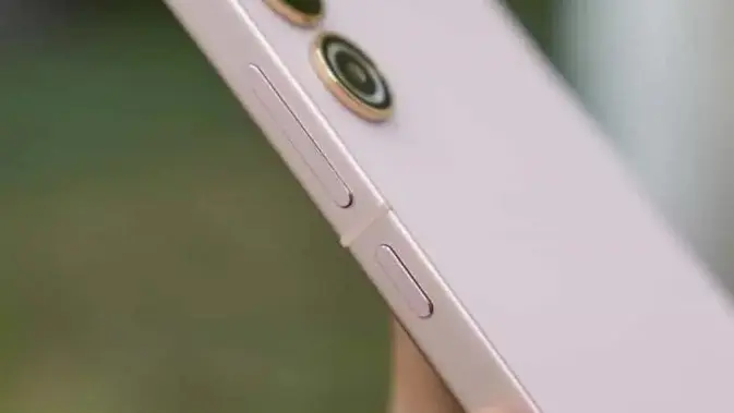 Gambar render mockup Galaxy S24 yang memiliki desain tipis dengan frame tajam sekilas mirip iPhone (Foto: Mockup Samsung Galaxy S24 GSM Arena)
