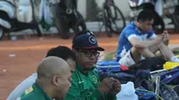 Manajer Persebaya, Chairul Basalamah (baju hijau) saat memantau latihan pemain (Liputan6.com/Dimas Angga P)