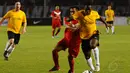 Salah satu pemain legenda Indonesia mencoba menahan pergerakan Louis Saha (kanan) dalam laga yang berlangsung di Stadion GBK Jakarta, (7/6/2014). (Liputan6.com/Helmi Fithriansyah)